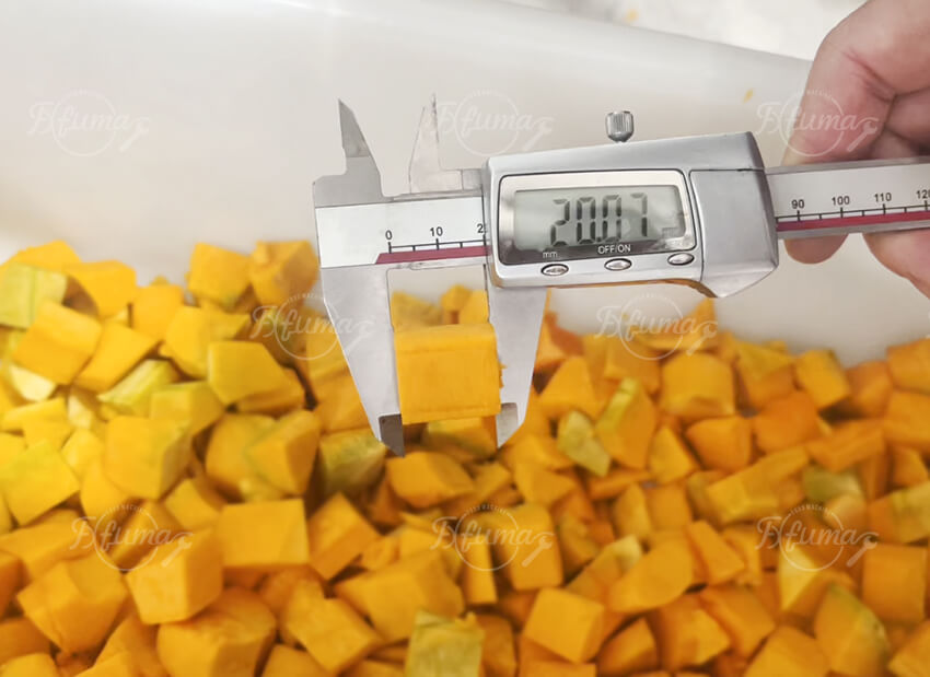 Pumpkin dicing machine for cutting uniform pumpkin cubes Pumpkin dicing machine for cutting uniform pumpkin cubes