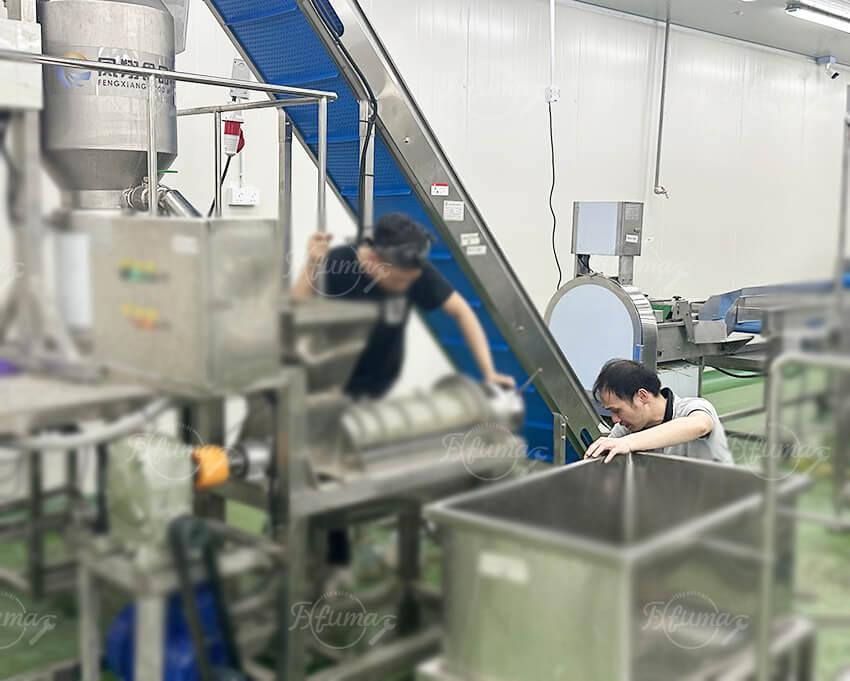 engineer setting up pandan cutting machine