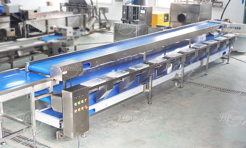 Multi-station sorting table with operators inspecting pineapple segments